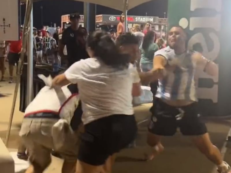 Tres hombres y una mujer se agarran a golpes tras el triunfo de Messi en Texas