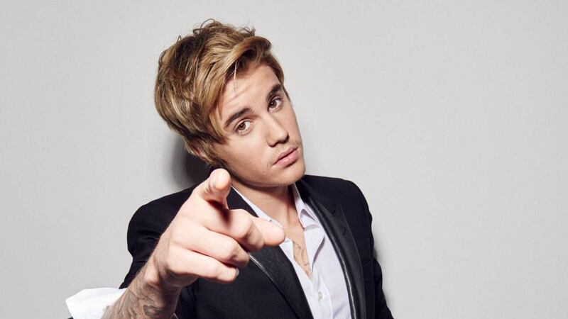 Justin Bieber sale a la calle y el aspecto del rostro espanta y preocupa a sus fans