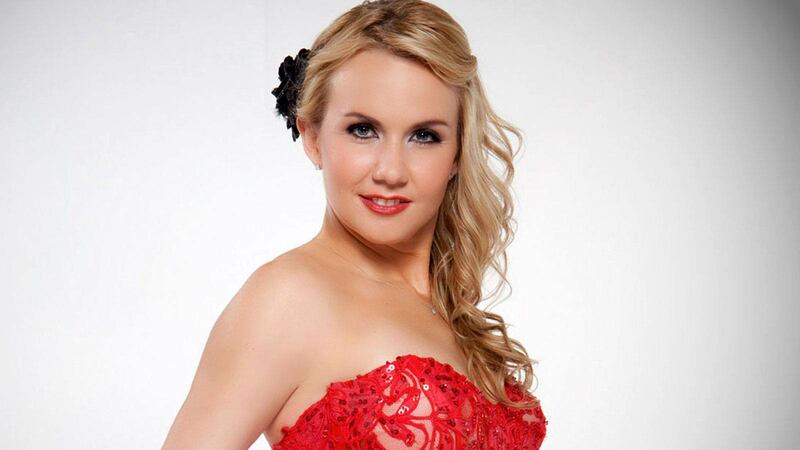 FOTO. Michelle Vieth se arriesga con diminuto bikini y casi muestra seno