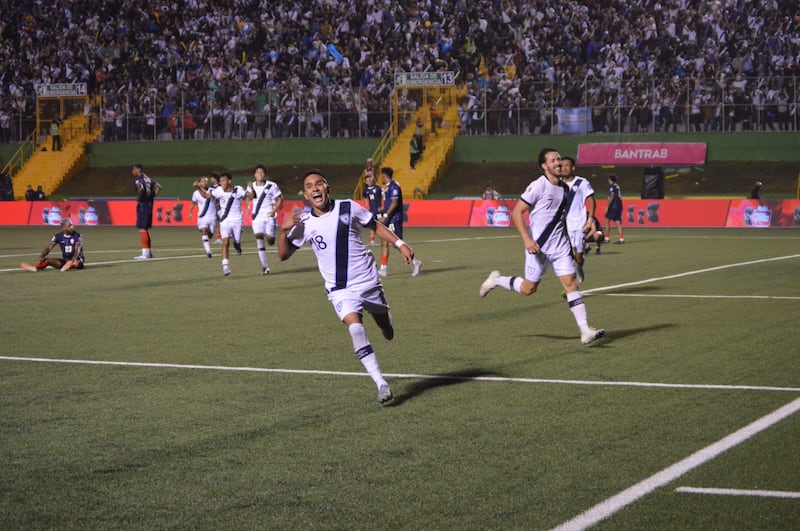 Así se vivió la victoria de Guatemala 4-2 a República Dominicada en el estadio Cementos Progreso. Foto: Kenneth Monzón