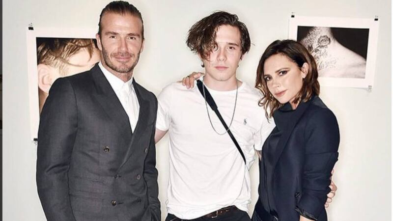 FOTOS. Brooklyn Beckham es captado besándose con una modelo Playboy