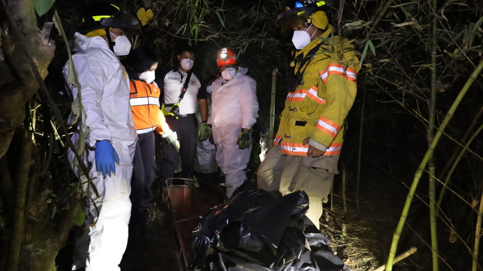 Bomberos Voluntarios trabajaron en el rescate de los cuerpos. Foto: CBV