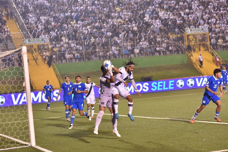 Una de los intentos de Guatemala por abrir el marcador ante El Salvador. Foto: Stanley Herrarte