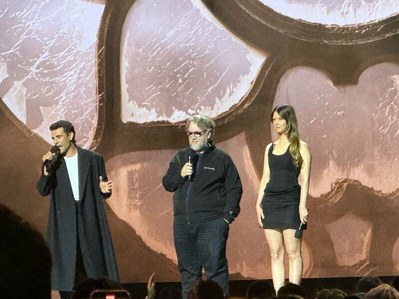 “Solo los monstruos… juegan a ser dios.”
Ya está aquí el tráiler de FRANKENSTEIN de Guillermo del Toro,