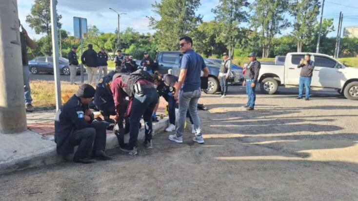 ¡Infraganti! Detienen a policías al momento que extorsionaban a migrantes