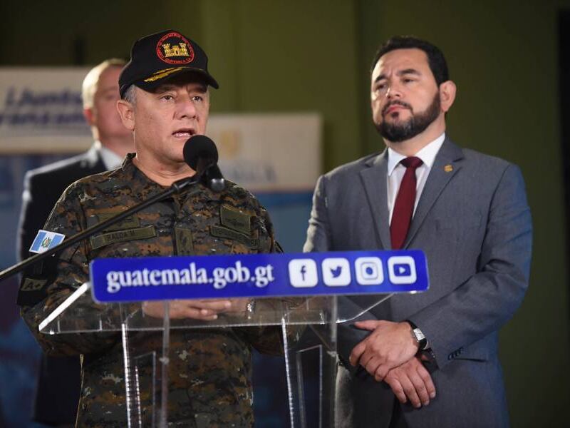 Ministro de la Defensa explica por qué se le entregó la boina de kaibil a Jimmy Morales