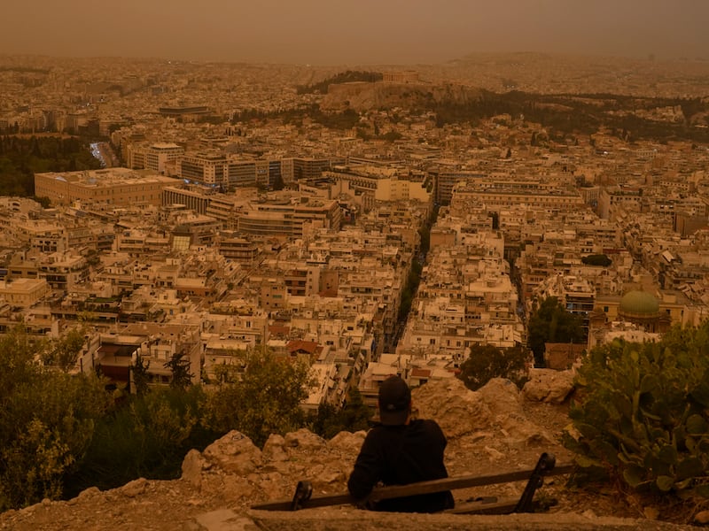 Fotos: Atenas naranja por el polvo del Sahara