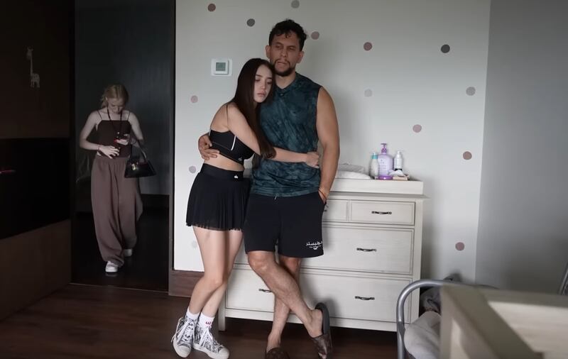 El influencer relató que su hijo fue amenazado con un arma y casi lo arrojan por la terraza.