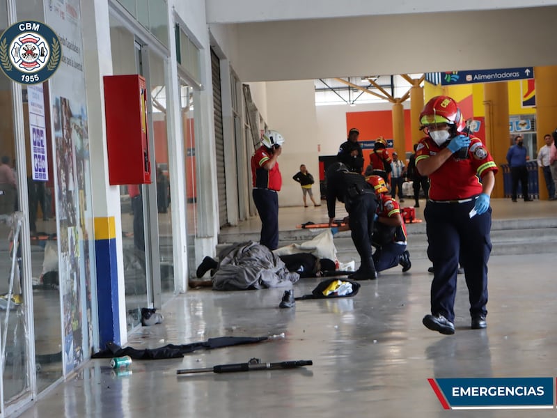 Agentes de seguridad mueren en ataque armando en centro comercial