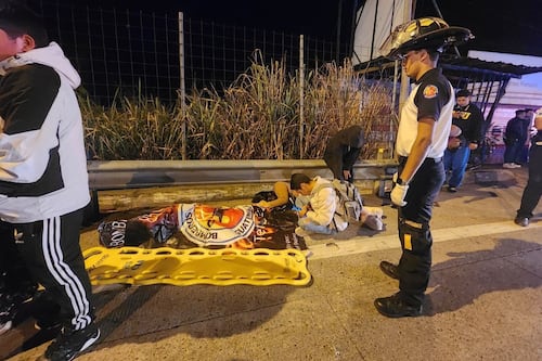 Conductor impacta contra una baranda de contención en la ruta Al Atlántico y la moto queda partida en dos