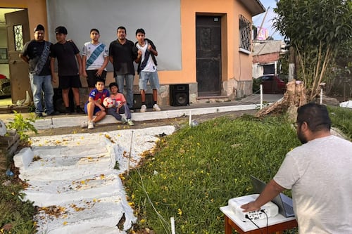 Familia instala “pantalla” y así se prepara para ver el partido de Guatemala vs. Panamá