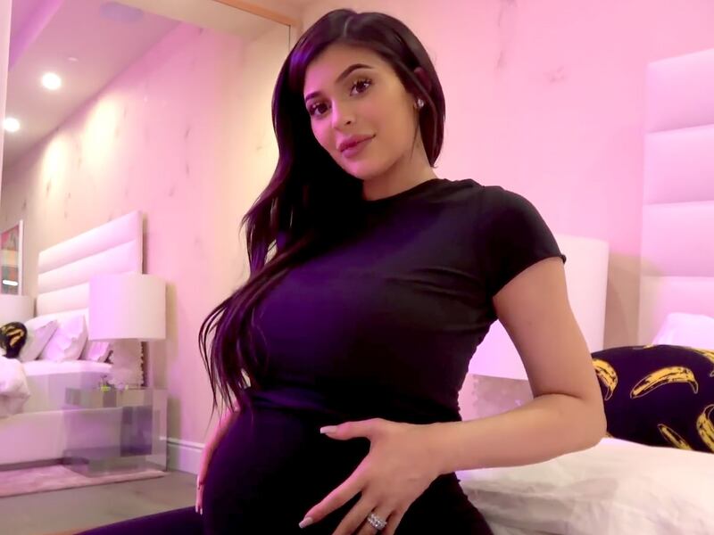 Kylie Jenner por fin revela el rostro y el nombre de su hijo