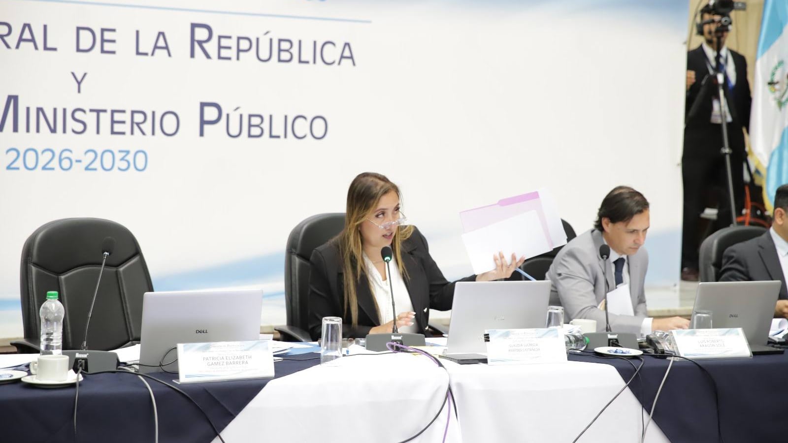 La magistrada judicial Claudia Paredes durante la sesión en la Sala de Vistas.