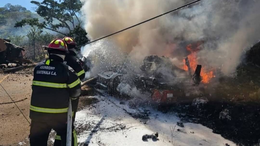 Bomberos Municipales Departamentales sofocan el fuego en un camión donde fallece el conductor en Jutiapa.