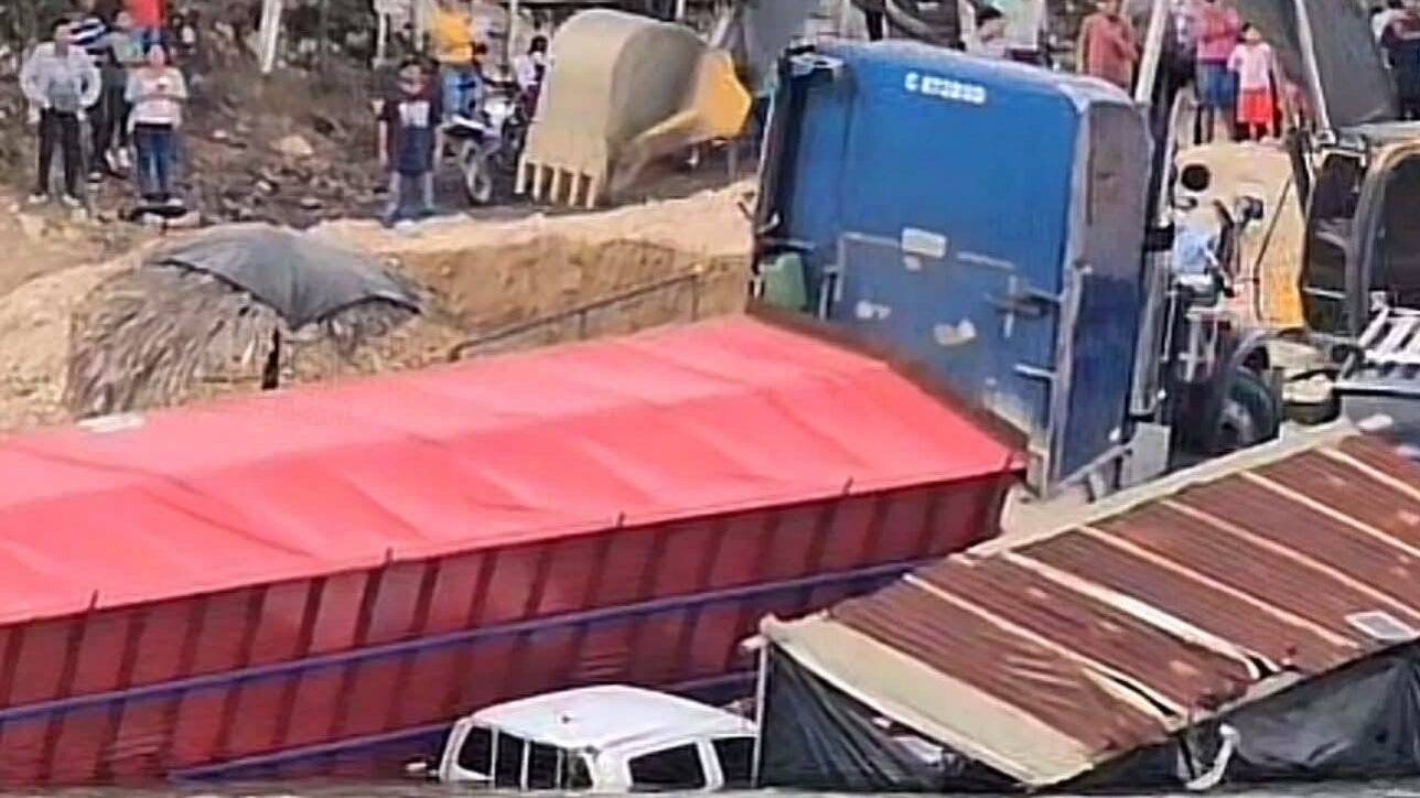 Autoridades trabajan para lograr sacar los vehículos. Foto: RRSS