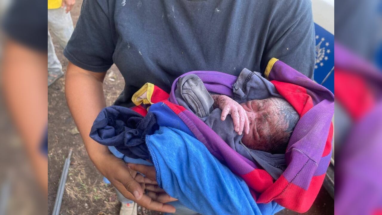 El recién nacido fue rescatado por las autoridades y trasladado a un centro médico para recibir atención especializada.