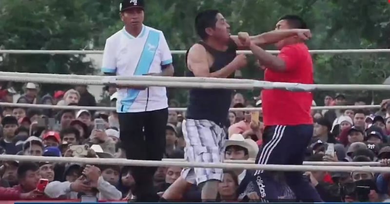 A puño limpio en la aldea Chivarreto, San Francisco El Alto, Totonicapán.