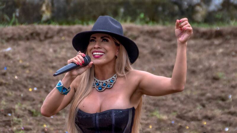 Cynthia Arana cumple fantasías al aparecer vestida como Mama Noel sin sostén