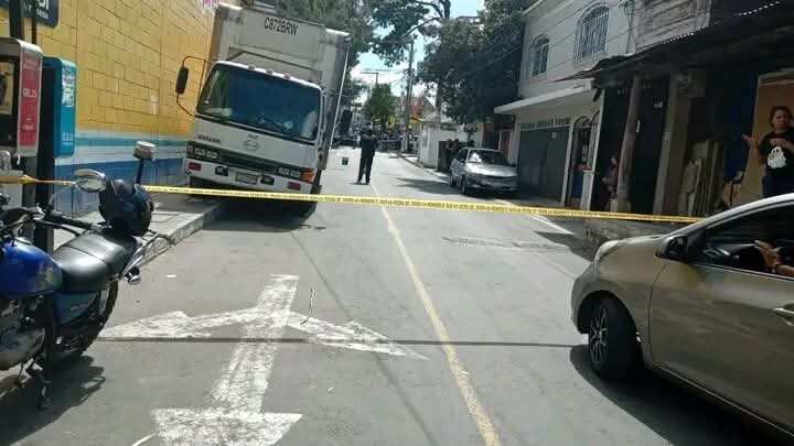 Sicarios disparan contra hombre y hieren a un bebé que llevaba en brazos.