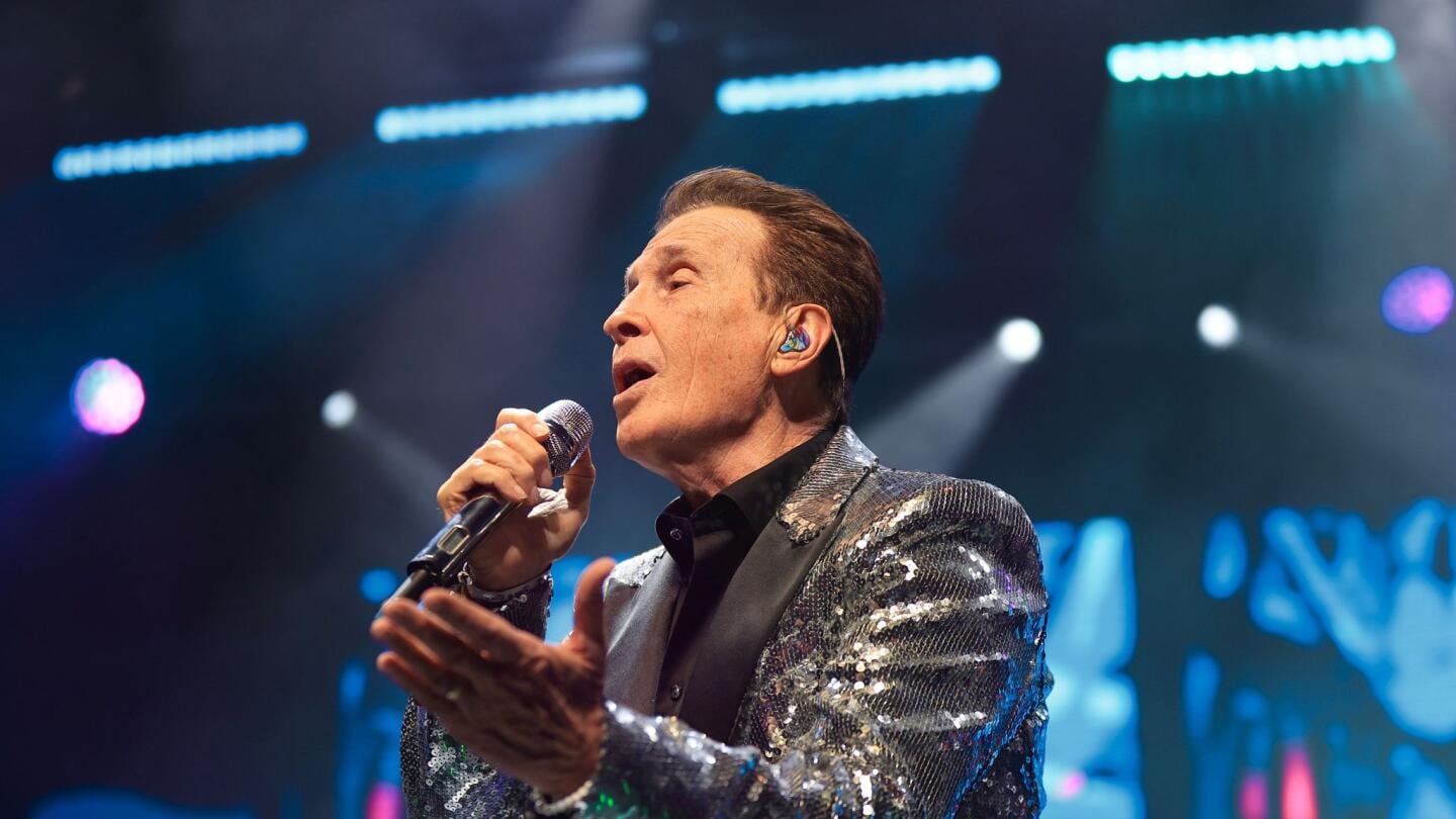 Por medio de un comunicado, el cantante reveló cuál es la enfermedad que lo aflige. (Foto: Los Angeles Times)
