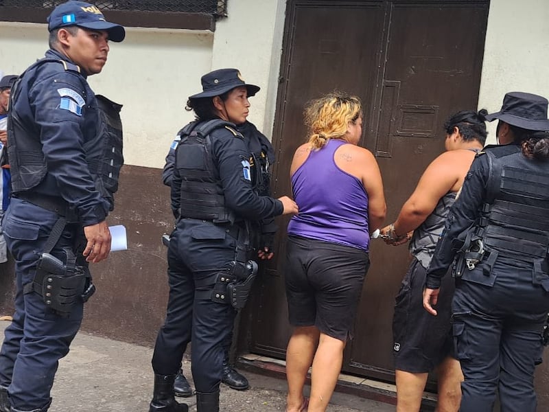 Dos mujeres arrestadas por robo de motocicletas en Escuintla