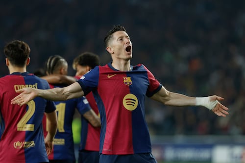 Un triplete de Lewandowski mantiene al Barcelona en la pelea