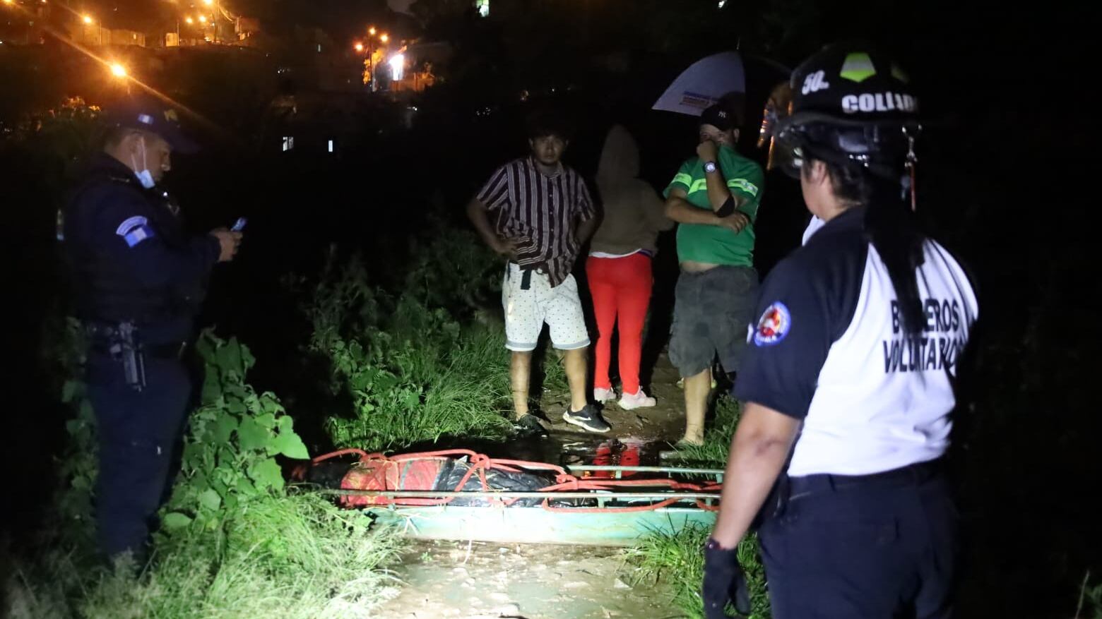 El cuerpo fue llevado hasta la superficie de la orilla de un rio de aguas negras. Foto: CBV