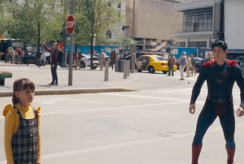 ¡Así se gana el corazón de todos!
David Corenswet fue captado conviviendo con niños en el set de #Superman.
