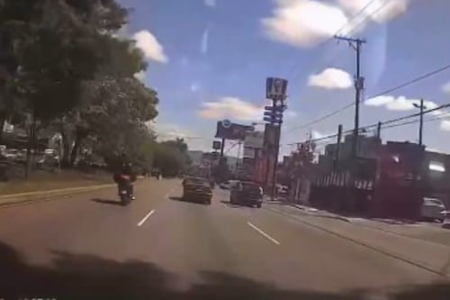 VIDEO. Se atraviesa tres carriles en la Roosevelt y provoca fatal accidente
