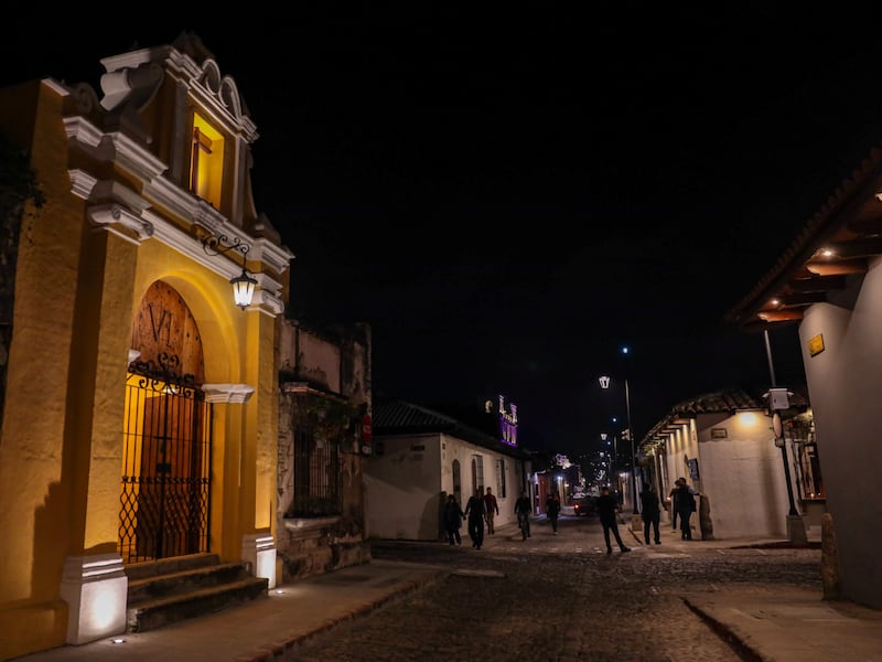 Ayuntamiento de La Antigua Guatemala inaugura una restaurada Calle de Los Pasos