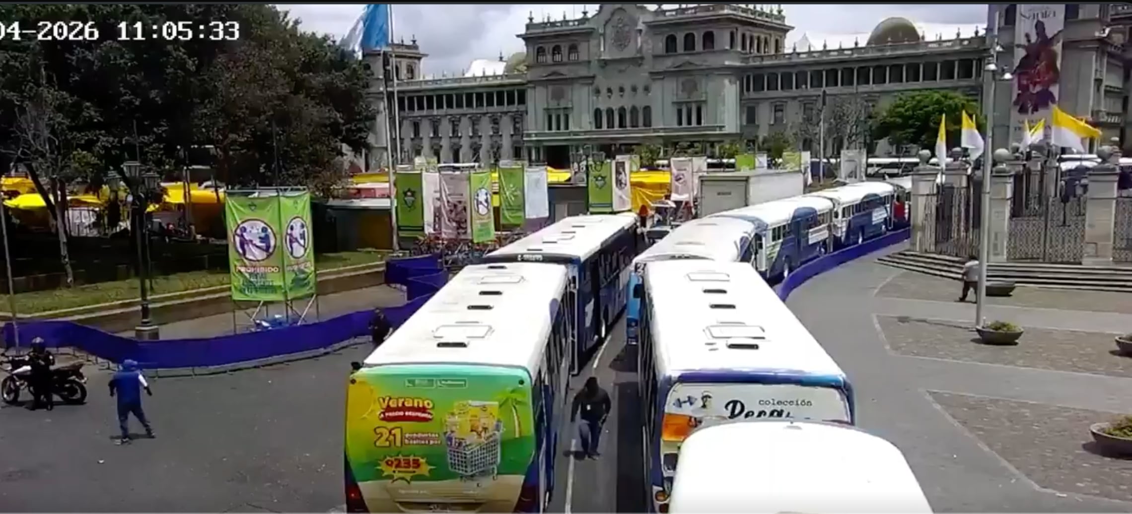 Caravana de buses llega al Parque Central y provoca cierre de carriles