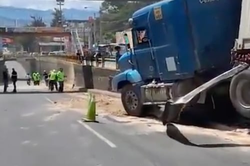 Camión choca contra baranda y complica tráfico en ruta al Atlántico