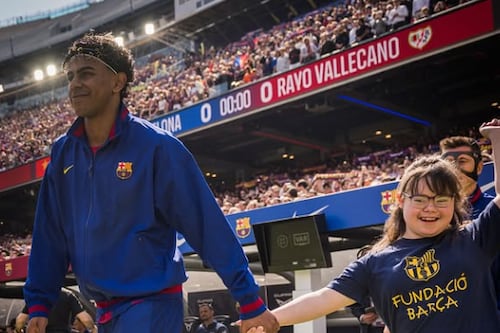 El Barça resiste en Vallecas y blinda su liderato