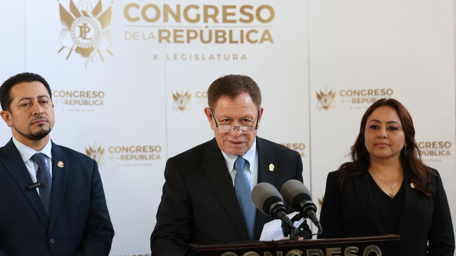 Luis Contreras, dirige conferencia en el Congreso.