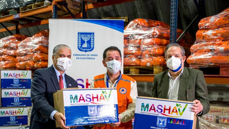 Israel dona equipo de protección para personal médico guatemalteco