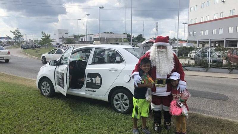 VIDEO ¡Santa Claus sí existe! Y reparte regalos a los niños pobres en un taxi