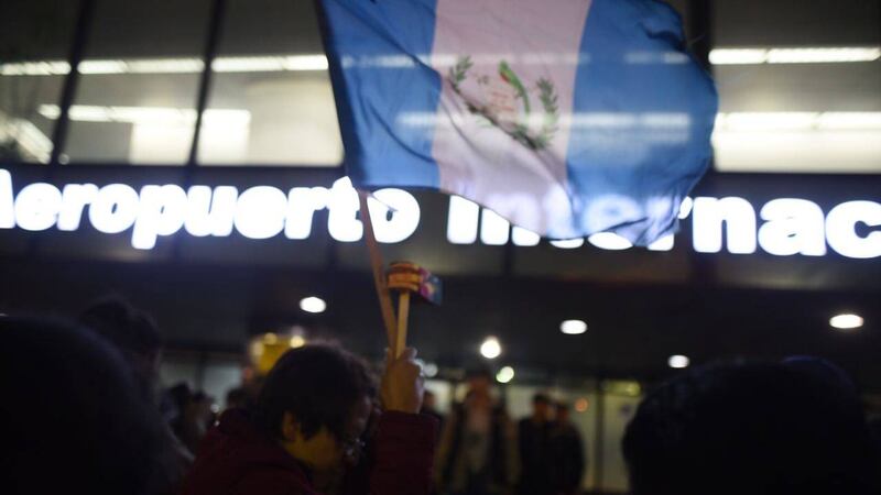 Ciudadanos exigen en el aeropuerto que se cumplan fallos de CC sobre CICIG