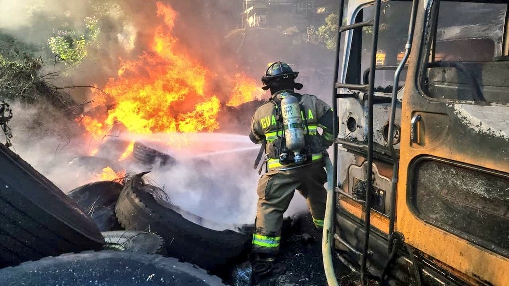 Incendio consume 5 buses en aldea de Santa Catarina Pínula
