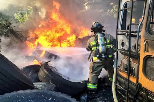 Incendio consume varios vehículos en predio de aldea El Rosario, Santa Catarina Pinula