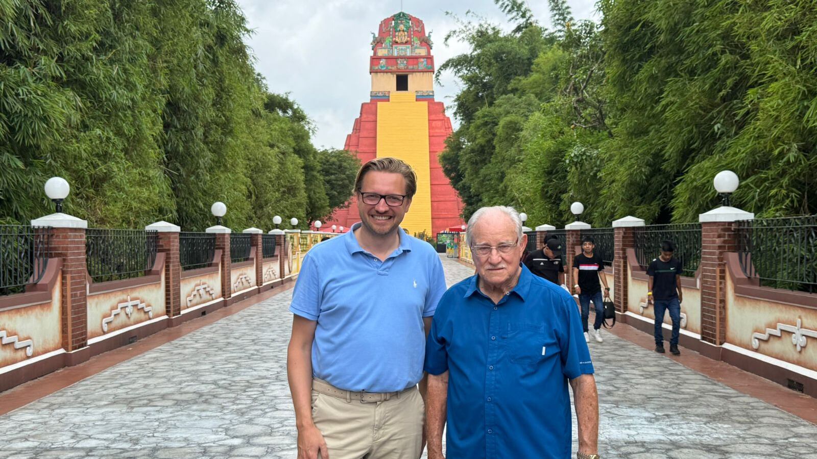 Jakob junto a Ricardo Castillo posando para una foto en el parque de Xetulul. Foto: IAAPA.