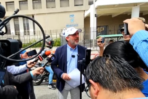Juez rechaza denuncia de Consuelo Porras contra Roberto Arzú