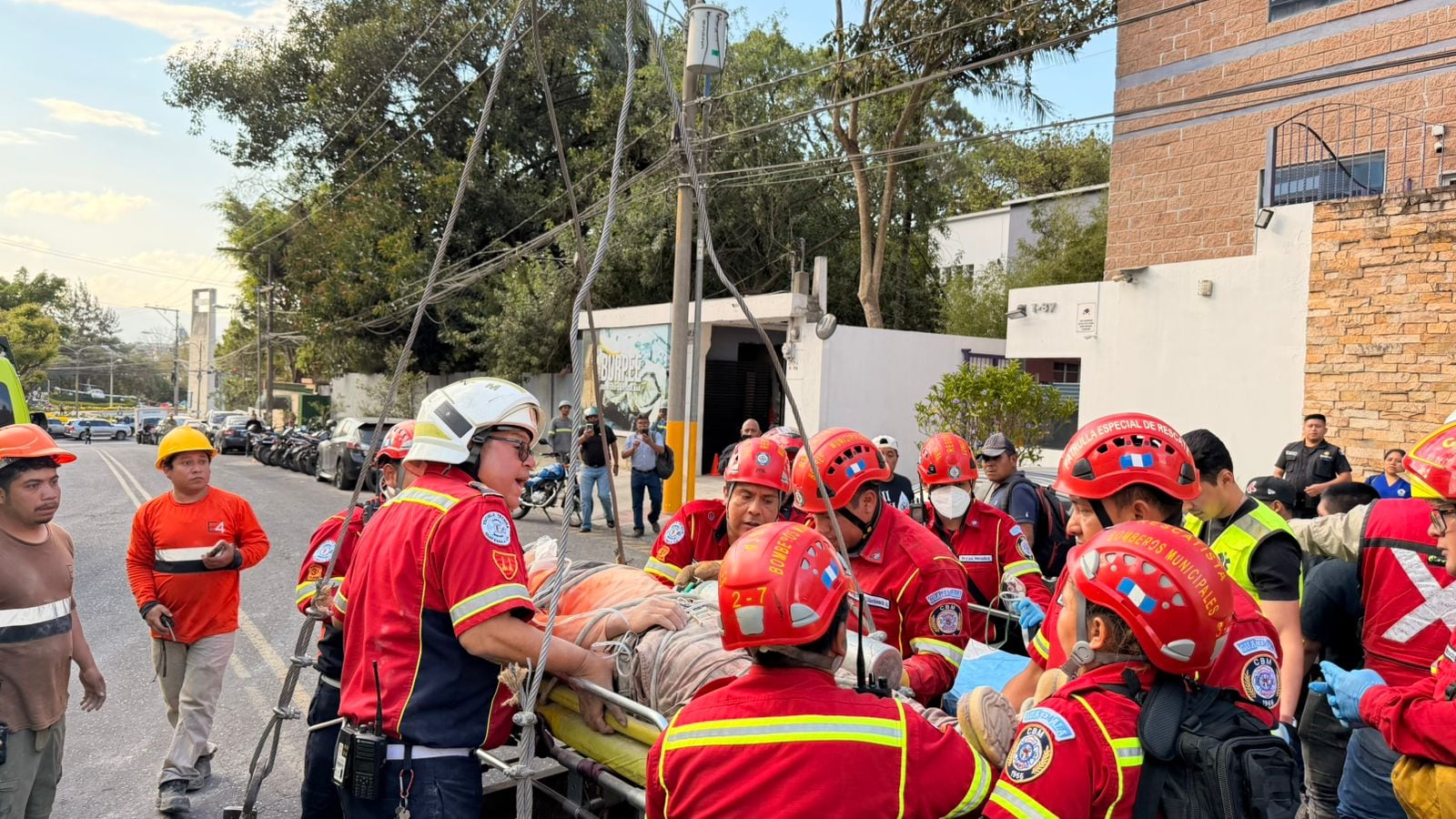Cuerpos de socorro rescatan a uno de los trabajadores. Foto: CBM