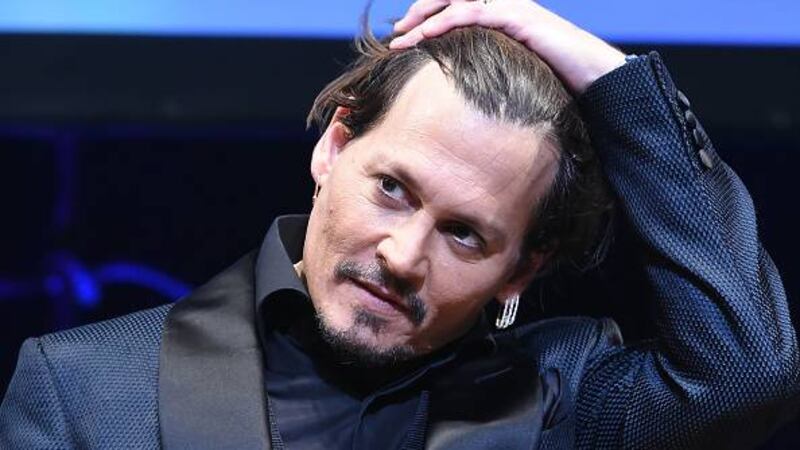 ¡Irreconocible! Johnny Depp sorprende con cambio de look