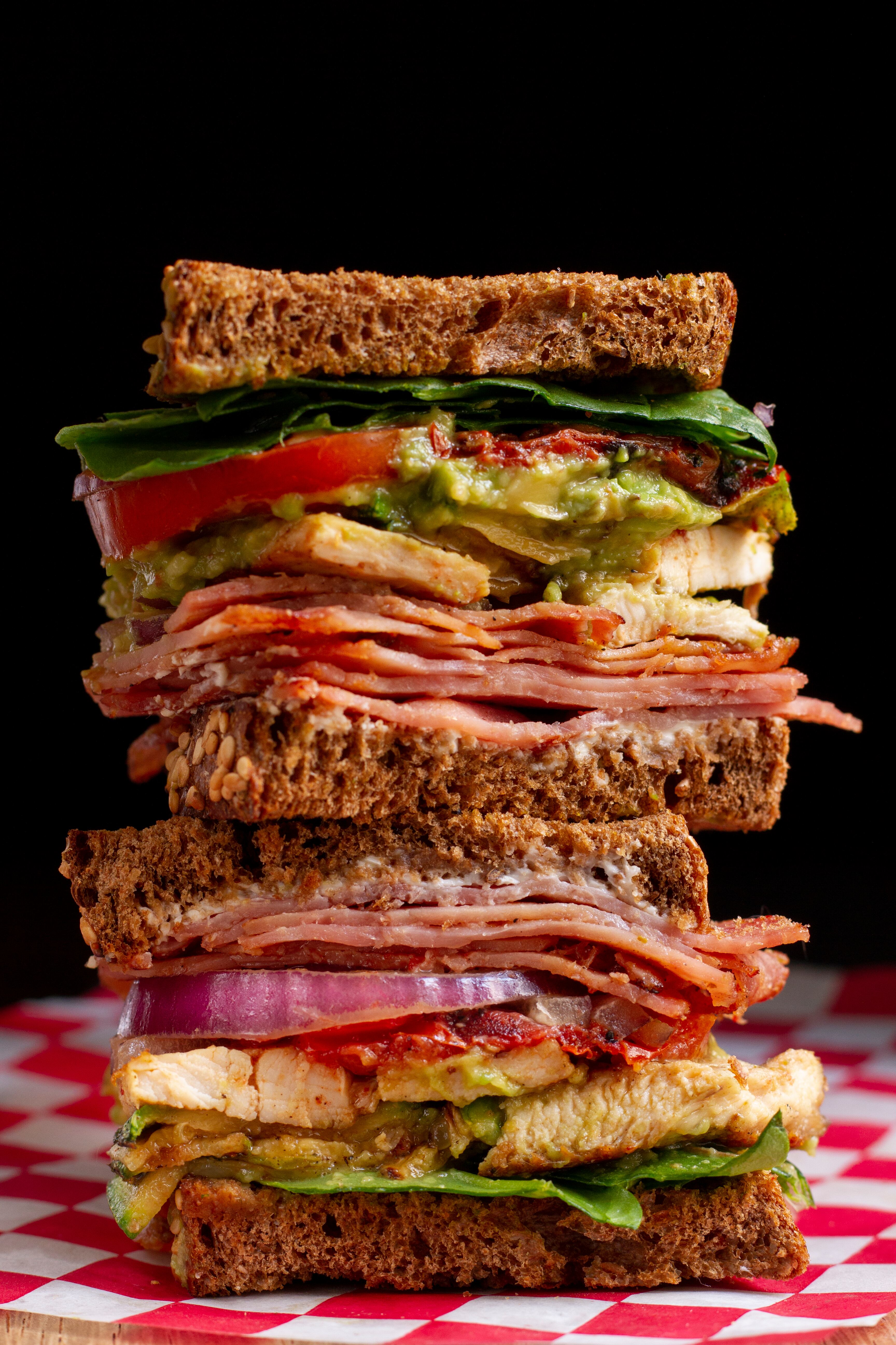 El 3 de noviembre se celebra el Día Mundial del Sándwich, una de las fechas más sabrosas del calendario, ya que el sándwich es uno de los platos más populares y variados que existen a nivel mundial. Foto: Freepik.