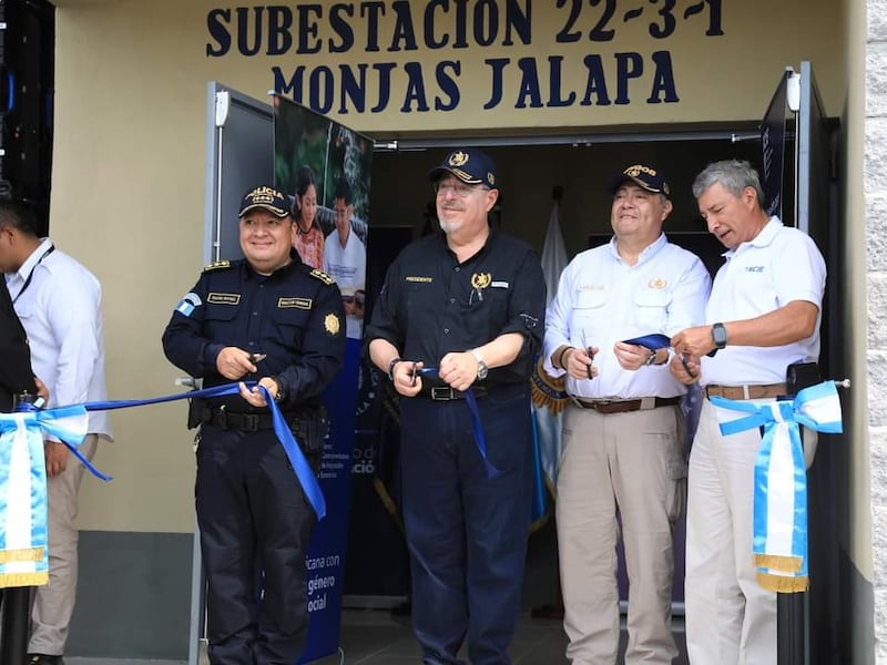 Presidente inaugura nueva comisaría de la PNC en Monjas, Jalapa