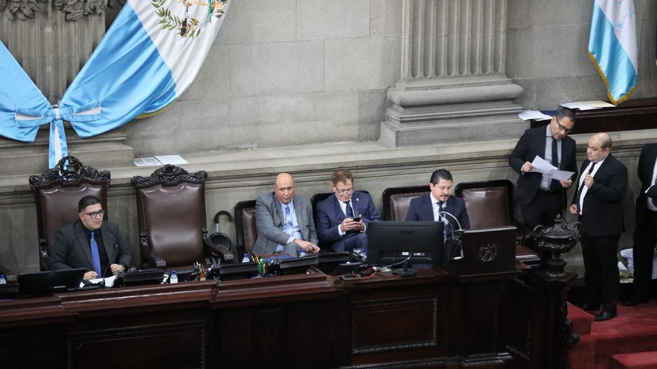El presidente del Congreso, Luis Contreras, durante la sesión plenaria.
