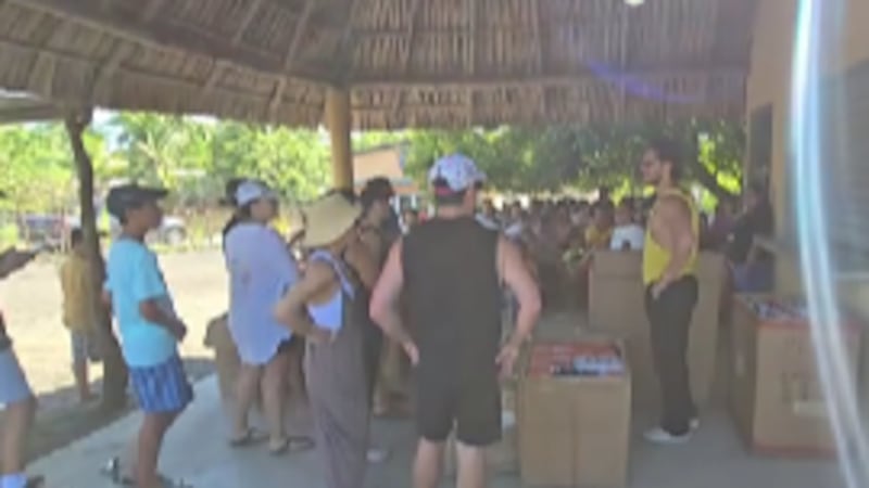 Hijo de Ricardo Arjona llega al Puerto San José a regalar juguetes a niños