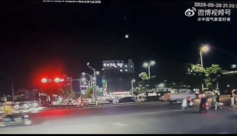 Una enorme bola de fuego iluminó el cielo y nadie sabe qué fue.
¿Meteorito? ¿Basura espacial? ¿Algo más?