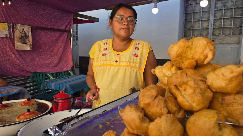 María José Zamora ofrece el platillo favorito de la Feria de Jocotenango. Foto: Stanley Herrarte