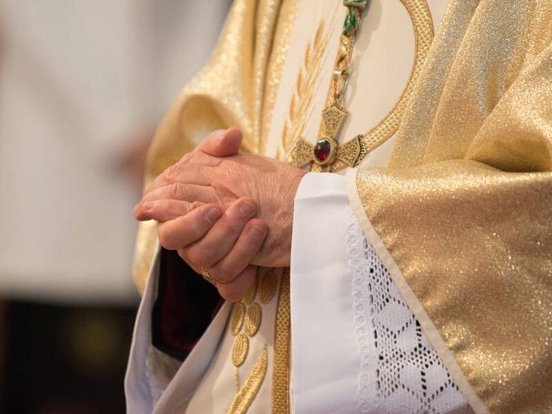 Sacerdote es apuñalado mientras oficia una misa transmitida en vivo en Montreal